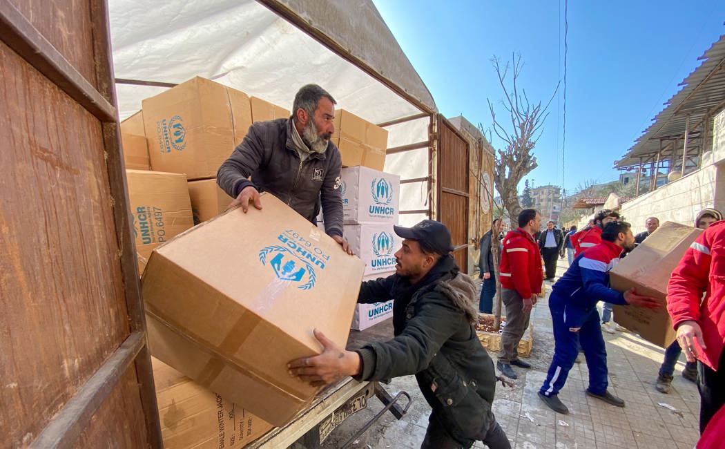 UNHCR distributes relief items, including thermal blankets, to families staying at a mosque in Aleppo, Syria.