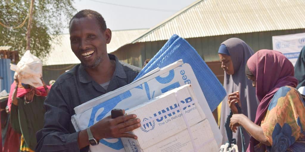 Drought-affected Internally Displaced Persons (IDPs) receive Non-Food Items distributed by UNHCR through its partner AVORD in Baidoa.