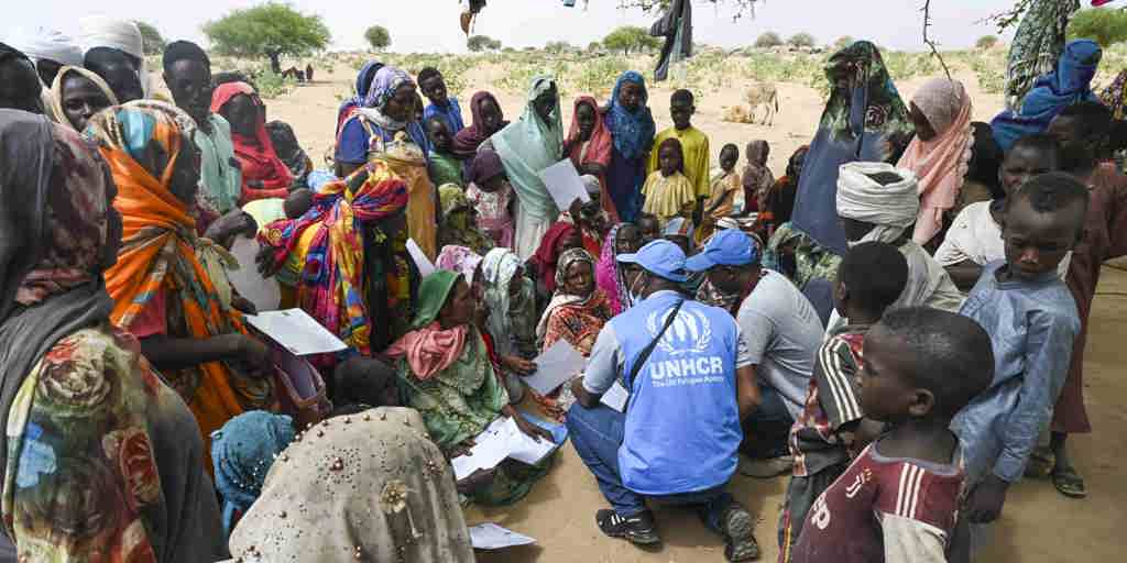 UNHCR staff in Chad pre-registers recently arrived Sudanese refugees