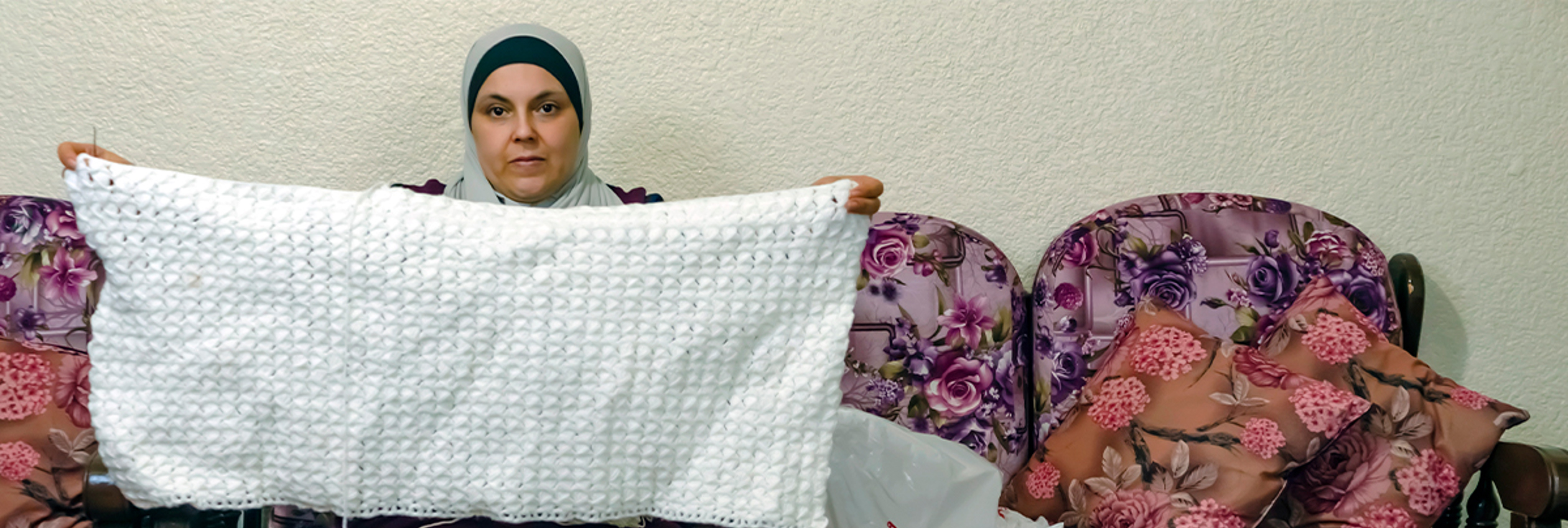 Zuzan uses her craft skills to provide for her family.  © UNHCR/Hazm Almazouni
