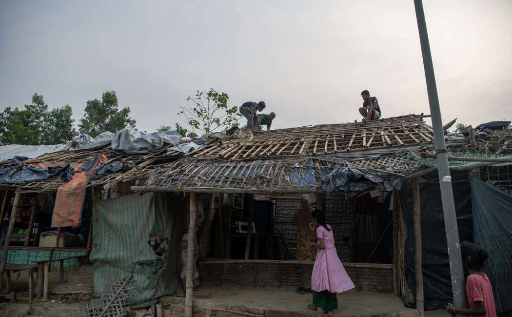 Bangladesh_Cyclone-Mocha-Refugees-Repair-Homes