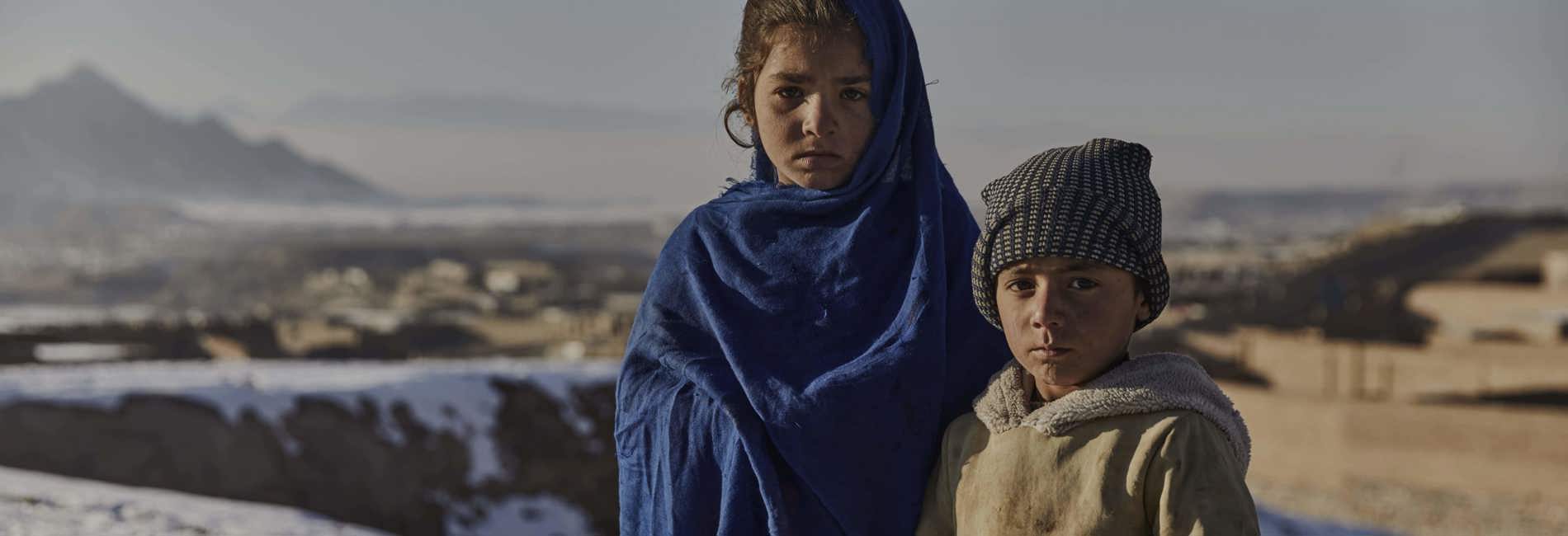 Afghanistan_Seven-year-old-Farhanaz-and-her-brother-Najeebullah-5-near-their-home-in-Kabul.