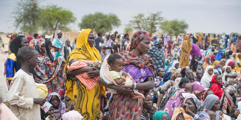 Hundreds of newly arrived Sudanese refugees wait for the distribution of UNHCR relief kits 