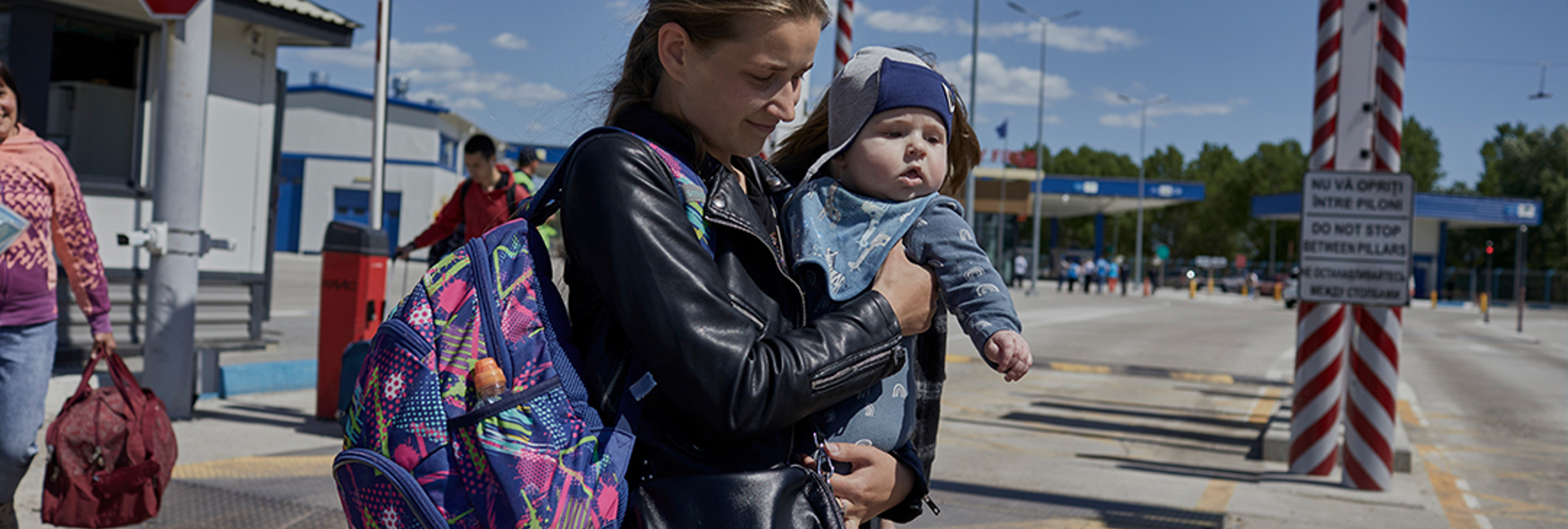 Ukrainian refugee mother and child enter Moldova. © UNHCR/Andrew McConnell