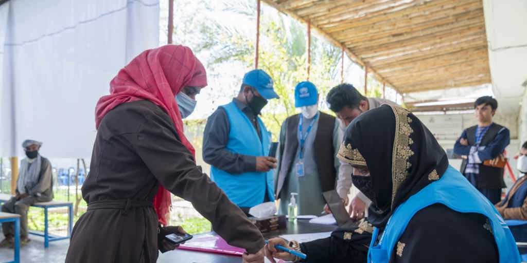 Afghanistan_Internally-displaced-people-receive-financial-aid from-UNHCR-at-a-settlement-in-Loya-Wala-north-of-Kandahar