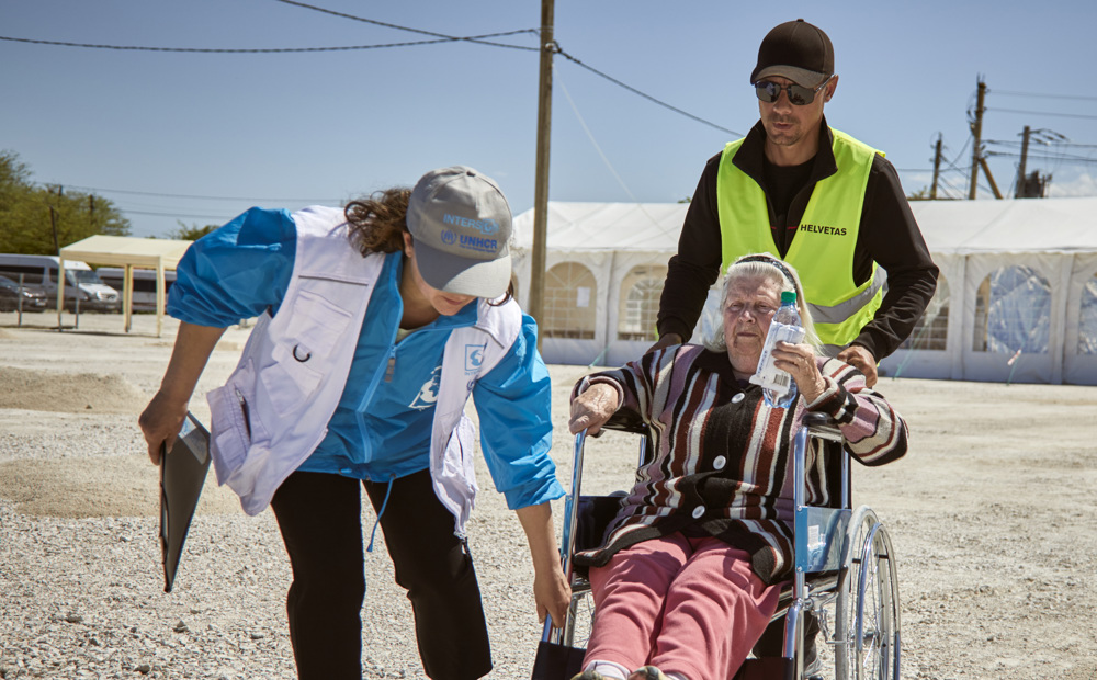 UNHCR staff assist Svetlana, 83, as she arrives in Moldova from Ukraine. ; Svetlana, 83, had spent her whole life in Mykolaiv, Ukraine, before fleeing to Moldova on 10 May 2022.