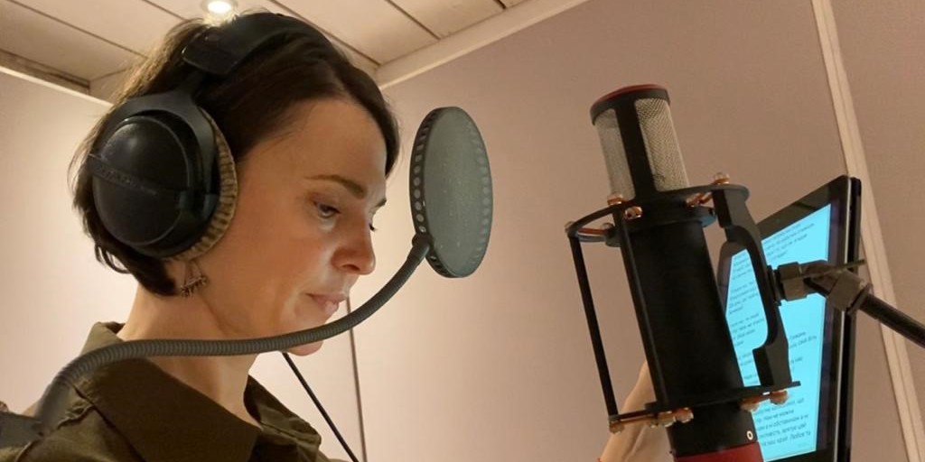 Maryana Golovko recording the song Blue Skies