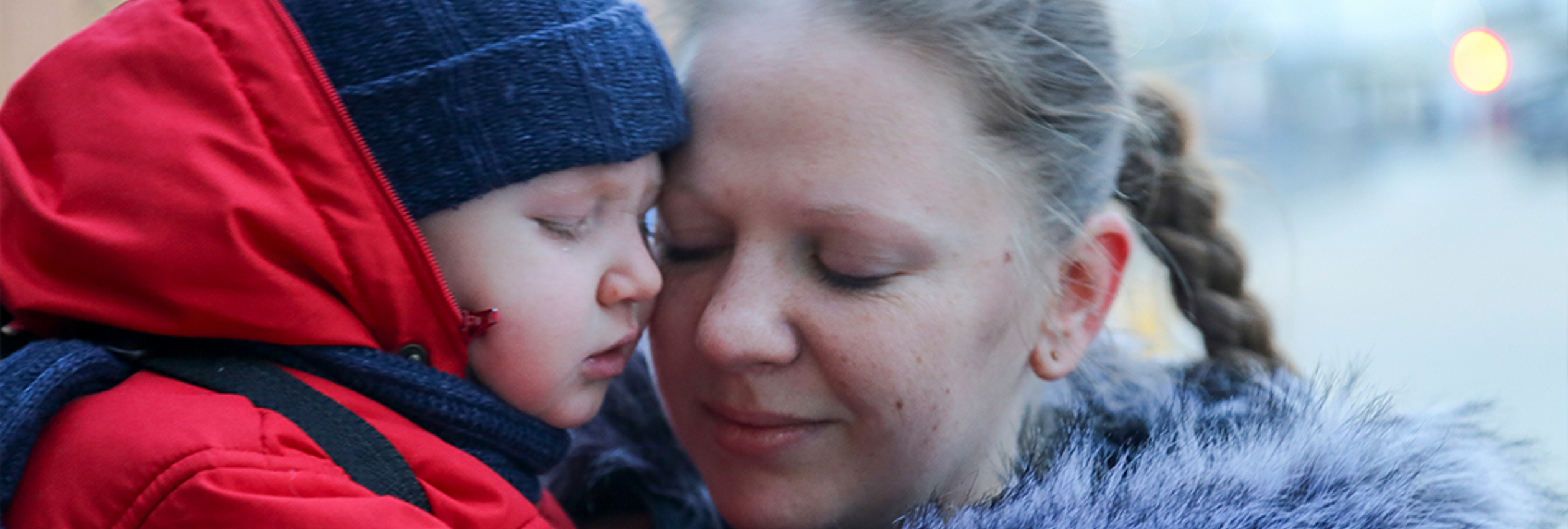 A mother hugs her child at at Moldovan border © UNHCR/Caroline Bach