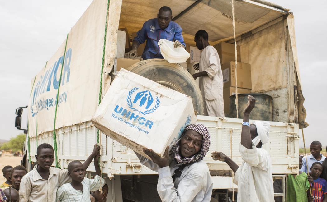 Hundreds of newly arrived Sudanese refugees wait for the distribution of UNHCR relief kits
