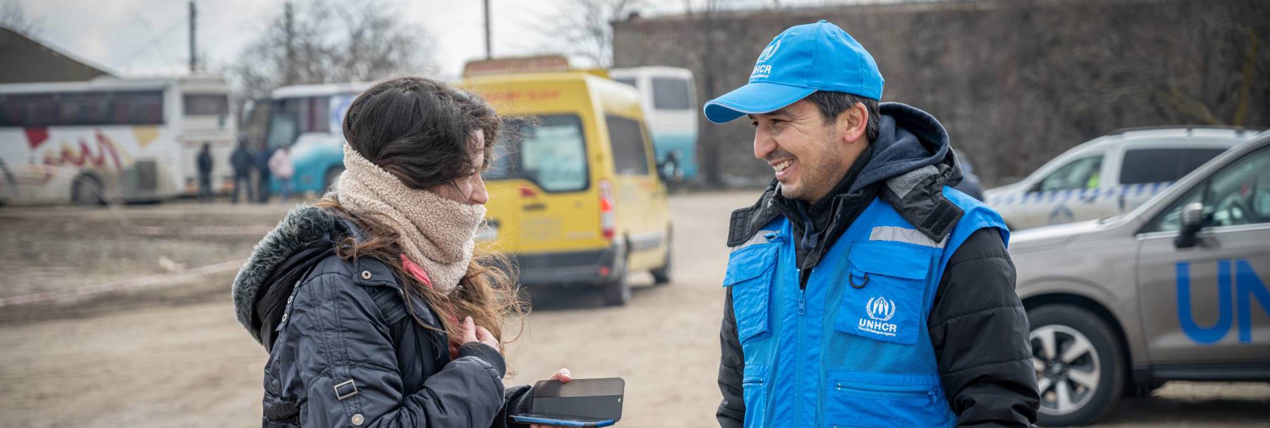 UNHCR’s Representative in Romania, Batyr Sapbyiev, assists a refugee at the Palanca border crossing in Moldova.